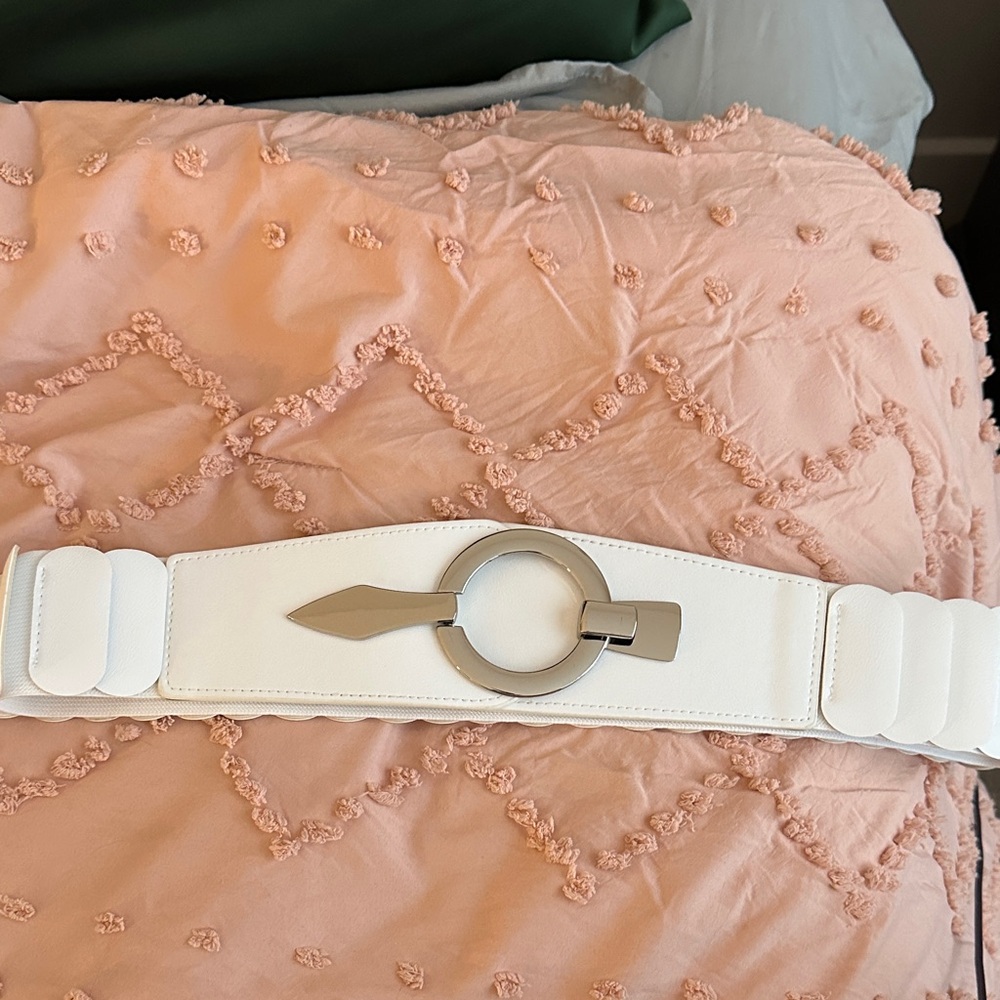 White stretch belt with silver buckle